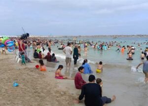 الآلاف يتوافدون على شواطئ الإسكندرية في «الويك إند» هربًا من حرارة الطقس