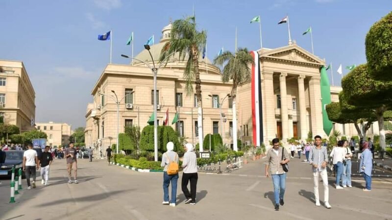 جامعة القاهرة تستقبل الطلاب الجدد والقدامى لبدء العام الدراسي الجديد